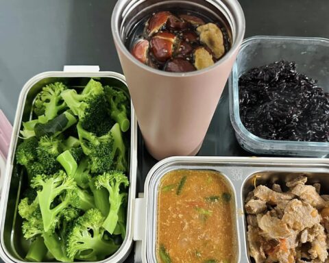 Vợ mới sinh em bé đi làm lại, chồng vào bếp nấu cơm cho vợ mang lên văn phòng, hội chị em vội “xin vía”