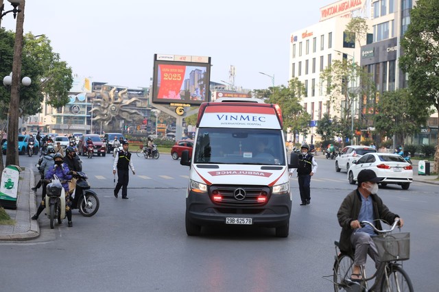 Xuân Son đã về đến Bệnh viện Vinmec để điều trị, dù đau đớn nhưng vẫn gắng làm 1 điều với người hâm mộ- Ảnh 1.