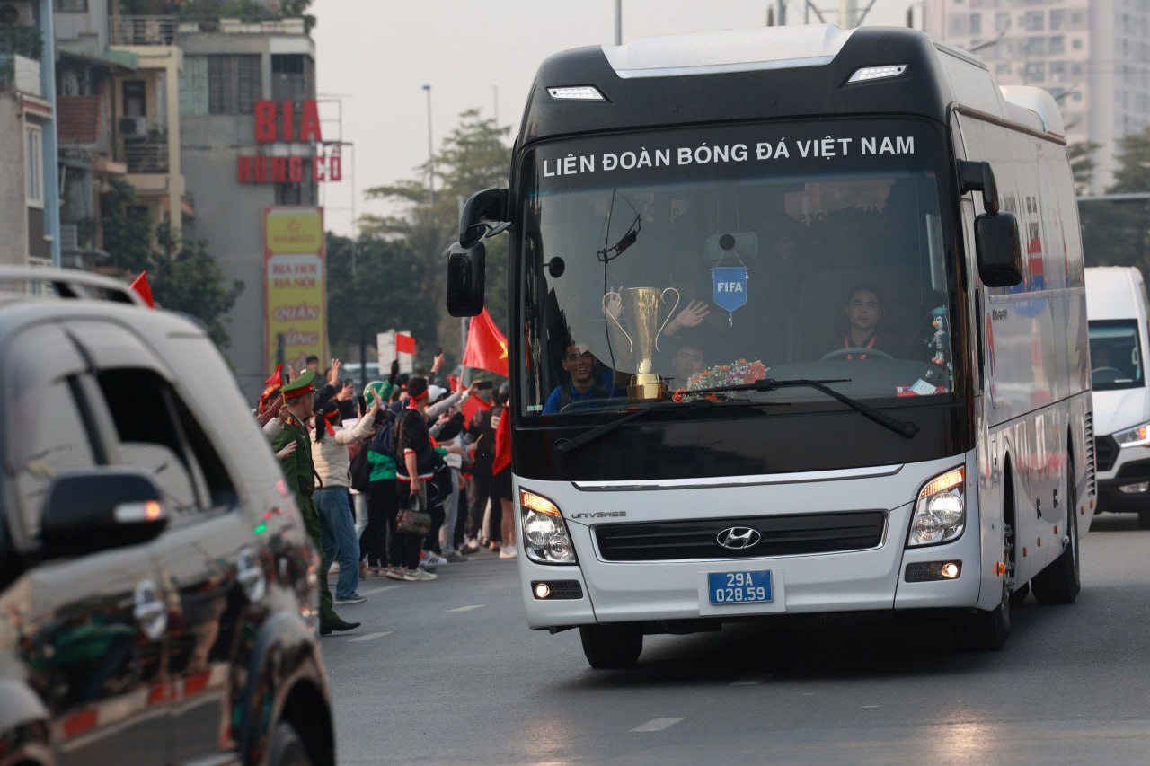 Những người hùng của Đội tuyển Việt Nam về đến Sân bay Nội Bài, người hâm mộ xếp hàng 2 bên đường đón chào- Ảnh 26.