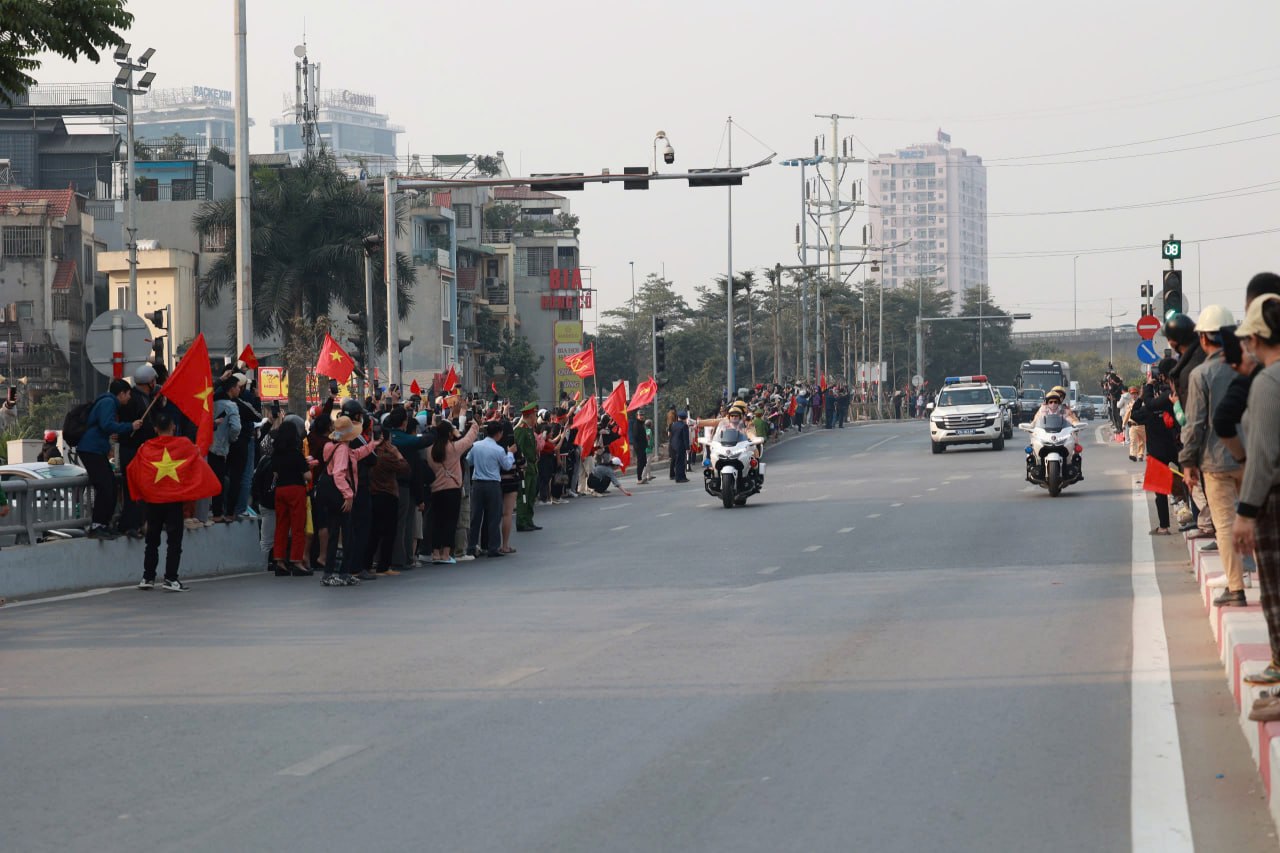 Những người hùng của Đội tuyển Việt Nam về đến Sân bay Nội Bài, người hâm mộ xếp hàng 2 bên đường đón chào- Ảnh 28.