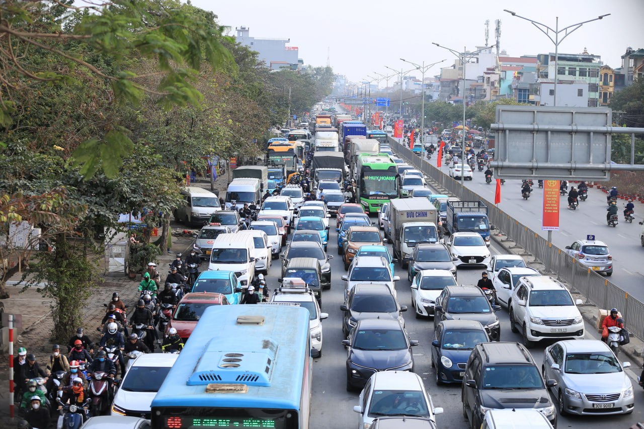 Chính thức kết thúc ngày làm việc cuối cùng trước kỳ nghỉ Tết và đây là cảnh tượng trên đường phố lúc này!- Ảnh 5.