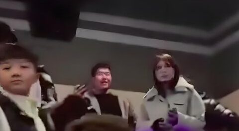 Đưa mẹ đi xem phim Tết, người đàn ông làm 1 hành động khiến 300 người hùa nhau trả lại vé