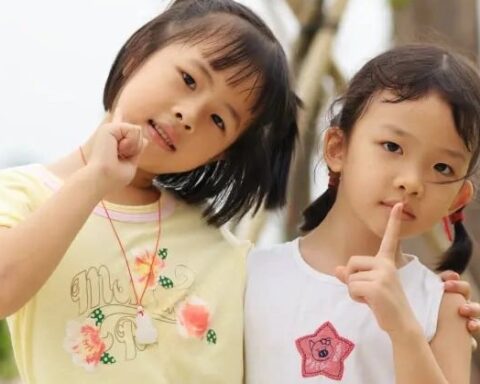 Khoảng cách tuổi tác lý tưởng nhất của gia đình có 2 con là bao nhiêu? Khoa học đưa ra câu trả lời