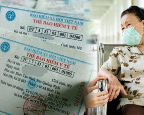 Lần đầu tiên đưa mẹ đi khám bằng BHYT, tôi bất ngờ vì một quyền lợi mà mình đã bỏ lỡ suốt 30 năm nay