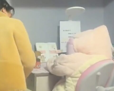 Thấy con cặm cụi ngồi làm bài, mẹ định khen thì ngã ngửa khi lại gần: Đã lười học còn lắm trò như này đây!