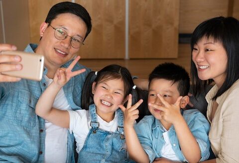 Bố, mẹ, bà, ai là người ảnh hưởng lớn nhất đến đối tượng kết hôn trong tương lai của trẻ?