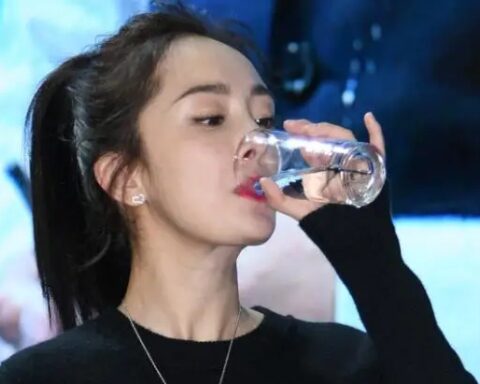 Không phải nước để qua đêm hay nước đun sôi nhiều lần, đây mới là 2 loại nước nuôi dưỡng tế bào ung thư