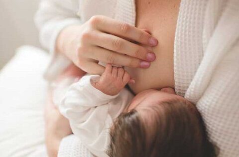 Có thể cho con bú khi bị nhiễm nấm núm vú không?