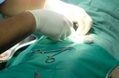 Thủ thuật cắt bao quy đầu có rủi ro và biến chứng tiềm ẩn gì?