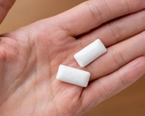 Nghiên cứu chưa bình duyệt: Kẹo sao su chứa hạt vi nhựa có liên quan đến một số bệnh mãn tính