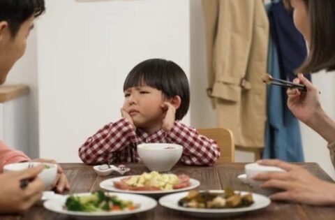 Đừng mắng khi con đang ăn cơm, mẹ đang phá hỏng cả gia đình mà không hay biết