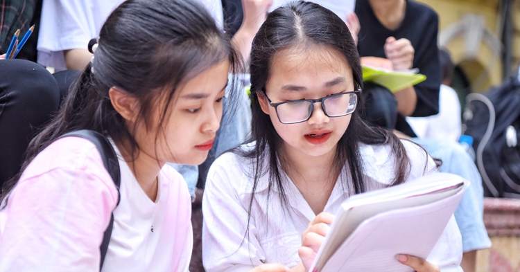 Sự khác biệt giữa “học đại học” và “không học đại học” là gì? 5 GÓC NHÌN phũ phàng gây tranh cãi nảy lửa