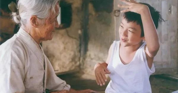 “Bà nội có mùi lạ”, lời nói của đứa trẻ khiến ai nấy ngượng ngùng: Người mẹ EQ cao hoá giải tinh tế