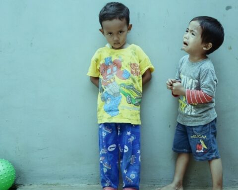 Trẻ nhà nghèo càng dễ mắc phải “3 bữa cơm bất hiếu” này: Cha mẹ vô tình tạo ra những đứa con vô ơn