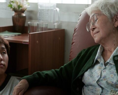 1 kiểu hiếu thảo TRÁ HÌNH: Người ngoài khen lia lịa, cha mẹ già rơi nước mắt đằng sau