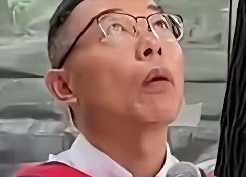 “Đừng làm tôi ngạt thở” – Tìm con suốt 22 năm, đứa trẻ nói 1 câu khiến người cha bật khóc