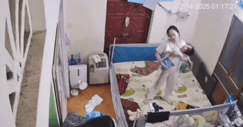 Clip khiến cả MXH xót xa: Mẹ đang ru con ngủ đột nhiên ngất xỉu vì kiệt sức, cảnh tượng sau đó đau lòng hơn