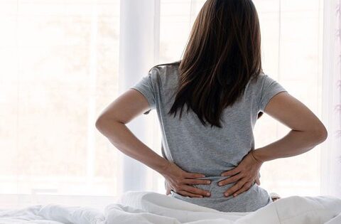 40 tuổi nhưng sáng nào ngủ dậy cũng đau lưng, tôi giật mình khi bác sĩ nói “mắc bệnh của người già”