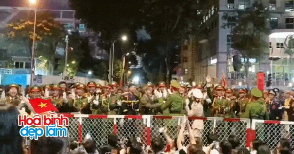 33 giây ghi lại khoảnh khắc hiếm có giữa lòng TP.HCM đúng vào tối ngày 22/4