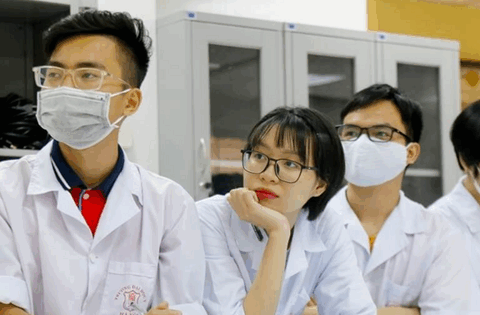 Sinh viên ĐH Y Hà Nội có thể bị kỷ luật nếu mặc áo trễ cổ, váy ngắn, nhuộm tóc