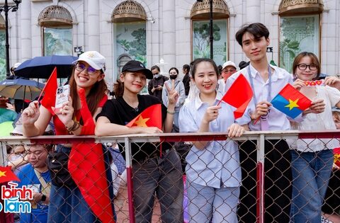 Hàng trăm người dân đã có mặt ở đường Lê Duẩn để chờ xem sơ duyệt diễu binh tối nay: Nhanh chân lên, do dự là hết chỗ đó!
