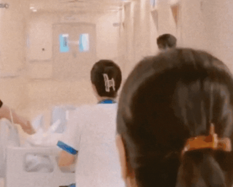 Cái nắm tay của ông xã dành cho Mai Ngọc thời khắc sinh em bé, chỉ nhiêu đó thôi mà khiến bao người thổn thức