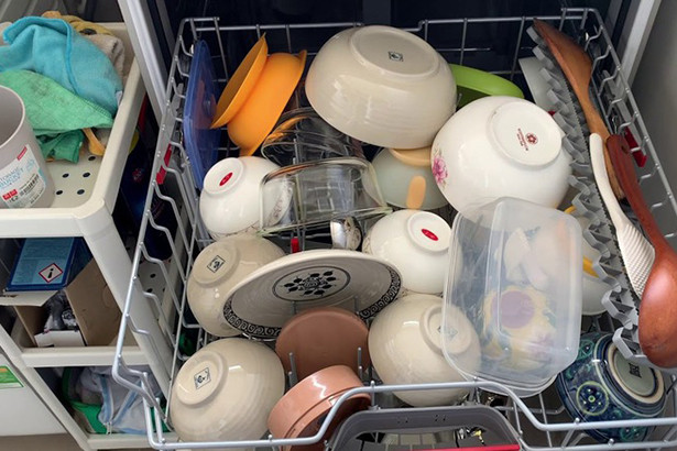 Rửa bát kiểu này khác gì 