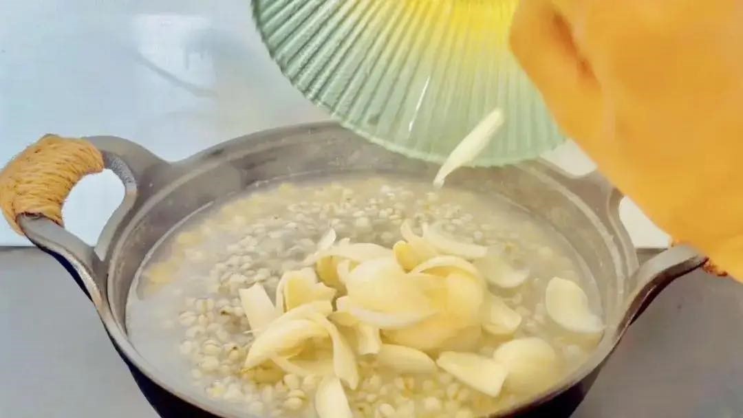 2 món cháo dễ nấu vừa giúp dưỡng da đẹp mịn lại thải độc cơ thể, bạn nên ăn thường xuyên vào bữa sáng- Ảnh 4. 2 món cháo dễ nấu vừa giúp dưỡng da đẹp mịn lại thải độc cơ thể, bạn nên ăn thường xuyên vào bữa sáng- Ảnh 4.