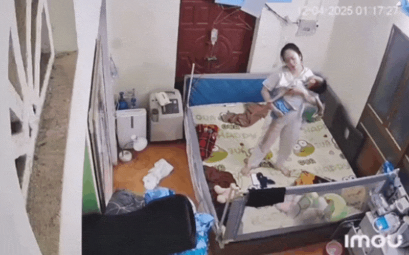 Clip khiến cả MXH xót xa: Mẹ đang ru con ngủ đột nhiên ngất xỉu vì kiệt sức, cảnh tượng sau đó đau lòng hơn- Ảnh 1. Clip khiến cả MXH xót xa: Mẹ đang ru con ngủ đột nhiên ngất xỉu vì kiệt sức, cảnh tượng sau đó đau lòng hơn- Ảnh 1.