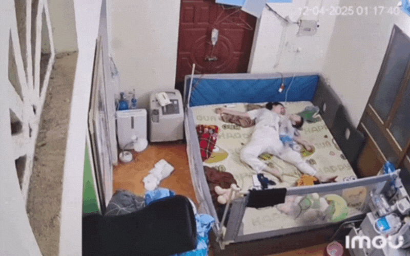 Clip khiến cả MXH xót xa: Mẹ đang ru con ngủ đột nhiên ngất xỉu vì kiệt sức, cảnh tượng sau đó đau lòng hơn- Ảnh 3. Clip khiến cả MXH xót xa: Mẹ đang ru con ngủ đột nhiên ngất xỉu vì kiệt sức, cảnh tượng sau đó đau lòng hơn- Ảnh 3.