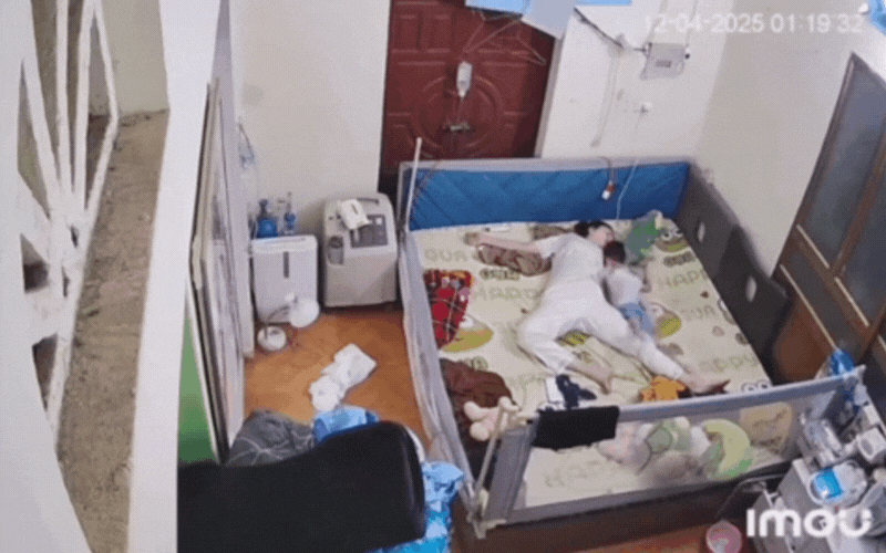 Clip khiến cả MXH xót xa: Mẹ đang ru con ngủ đột nhiên ngất xỉu vì kiệt sức, cảnh tượng sau đó đau lòng hơn- Ảnh 2. Clip khiến cả MXH xót xa: Mẹ đang ru con ngủ đột nhiên ngất xỉu vì kiệt sức, cảnh tượng sau đó đau lòng hơn- Ảnh 2.