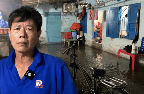 “Mưa xuống là không dám ngủ”: Dân lao động TP.HCM vật lộn trắng đêm vì ngập, ngao ngán “chạy” đồ, tát nước