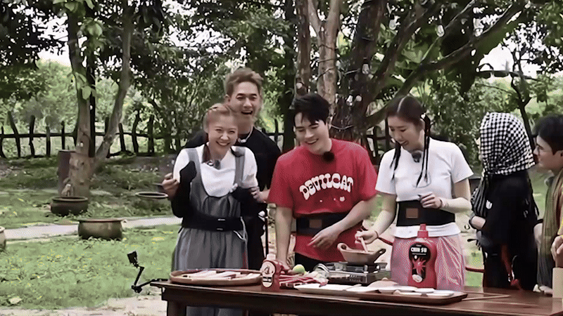 Tóm dính em gái Trấn Thành được 1 sao nam Vbiz chờ lên xe ra về, thì ra là Tóm dính em gái Trấn Thành được 1 sao nam Vbiz chờ lên xe ra về, thì ra là