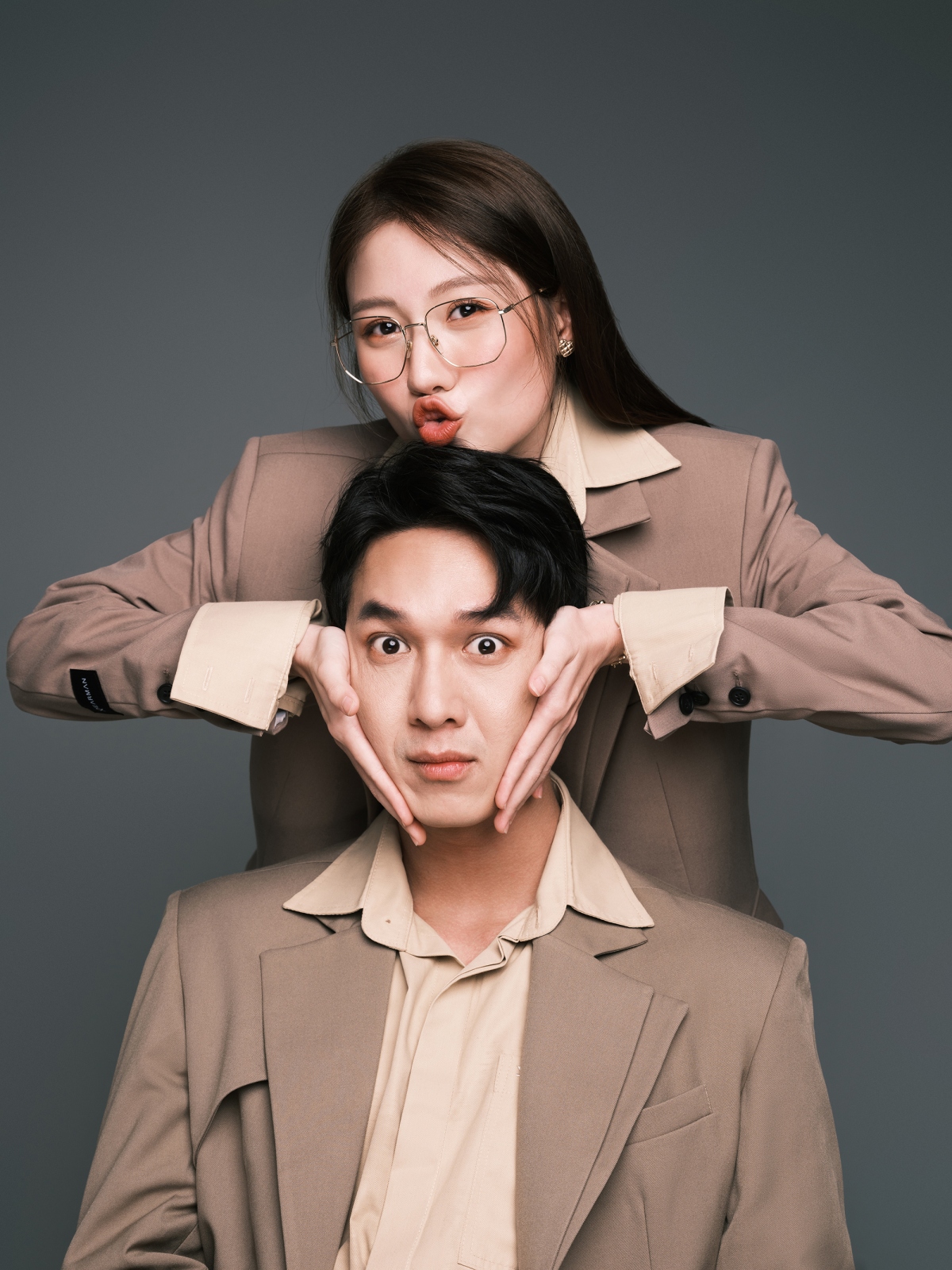 Tóm dính em gái Trấn Thành được 1 sao nam Vbiz chờ lên xe ra về, thì ra là Tóm dính em gái Trấn Thành được 1 sao nam Vbiz chờ lên xe ra về, thì ra là