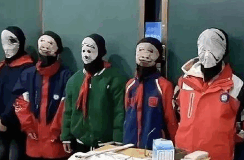 Bức ảnh khiến 1 phụ huynh bức xúc còn dân mạng thì tranh cãi dữ dội: Vui vẻ hay đang thiếu tôn trọng học sinh?