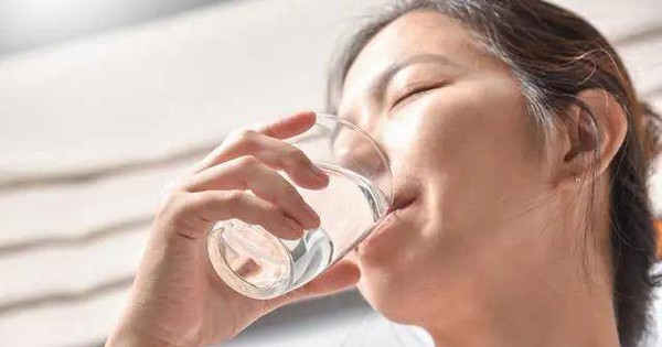 Nếu cứ uống nước như thế này, mạch máu của bạn sẽ bị hủy hoại: Có 3 điều không nên làm khi uống nước