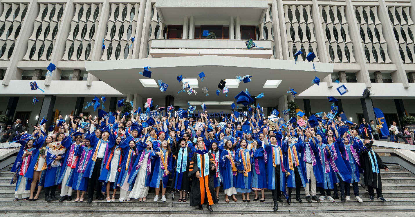 “Vững Rễ, Vươn Xa” – Thông điệp ý nghĩa gửi gắm đến thế hệ Tân Cử nhân 2025 Trường Fulbright