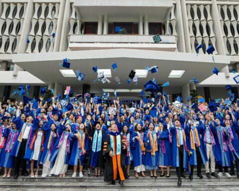 “Vững Rễ, Vươn Xa” – Thông điệp ý nghĩa gửi gắm đến thế hệ Tân Cử nhân 2025 Trường Fulbright