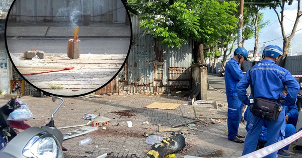 Cận cảnh hiện trường vụ ô tô tông loạt xe máy, làm 2 mẹ con tử vong ở TP.HCM: Mảnh vỡ vương vãi, người dân thắp hương tưởng nhớ nạn nhân xấu số