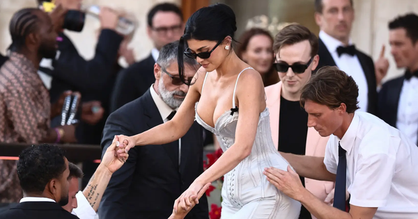 Tiệc chính đám cưới tỷ phú: Kylie Jenner ngồi không cũng bị chỉ trích