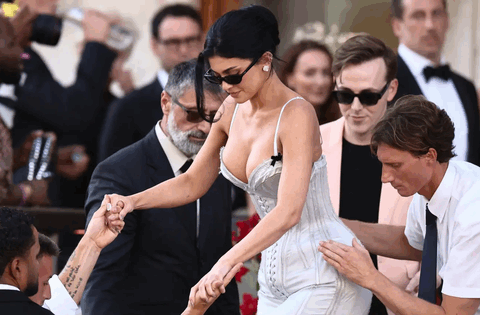 Tiệc chính đám cưới tỷ phú: Kylie Jenner ngồi không cũng bị chỉ trích