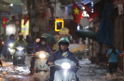 Mưa ngập lênh láng nhiều tuyến phố Hà Nội, dân công sở vất vả về nhà giờ tan tầm