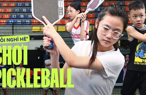“Khối nghỉ hè” đầm đìa mồ hôi trên sân pickleball: HLV hụt hơi, phụ huynh chi tiền triệu