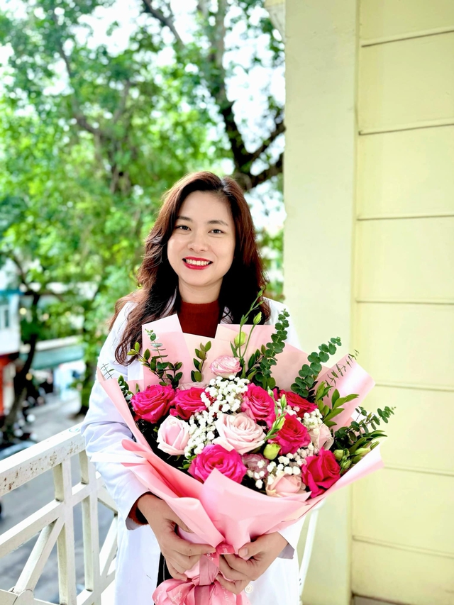 Nữ bác sĩ sản công khai “nghề tay trái” trong cabin Y khoa khiến cộng đồng mạng sửng sốt hôm nay là ai?- Ảnh 1.