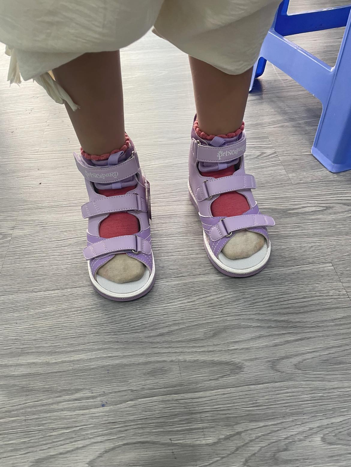 Đưa con đi khám “bàn chân bẹt”, mẹ Hà Nội mua một món đồ bạc triệu khiến hội bỉm sữa tranh cãi không hồi kết- Ảnh 7.