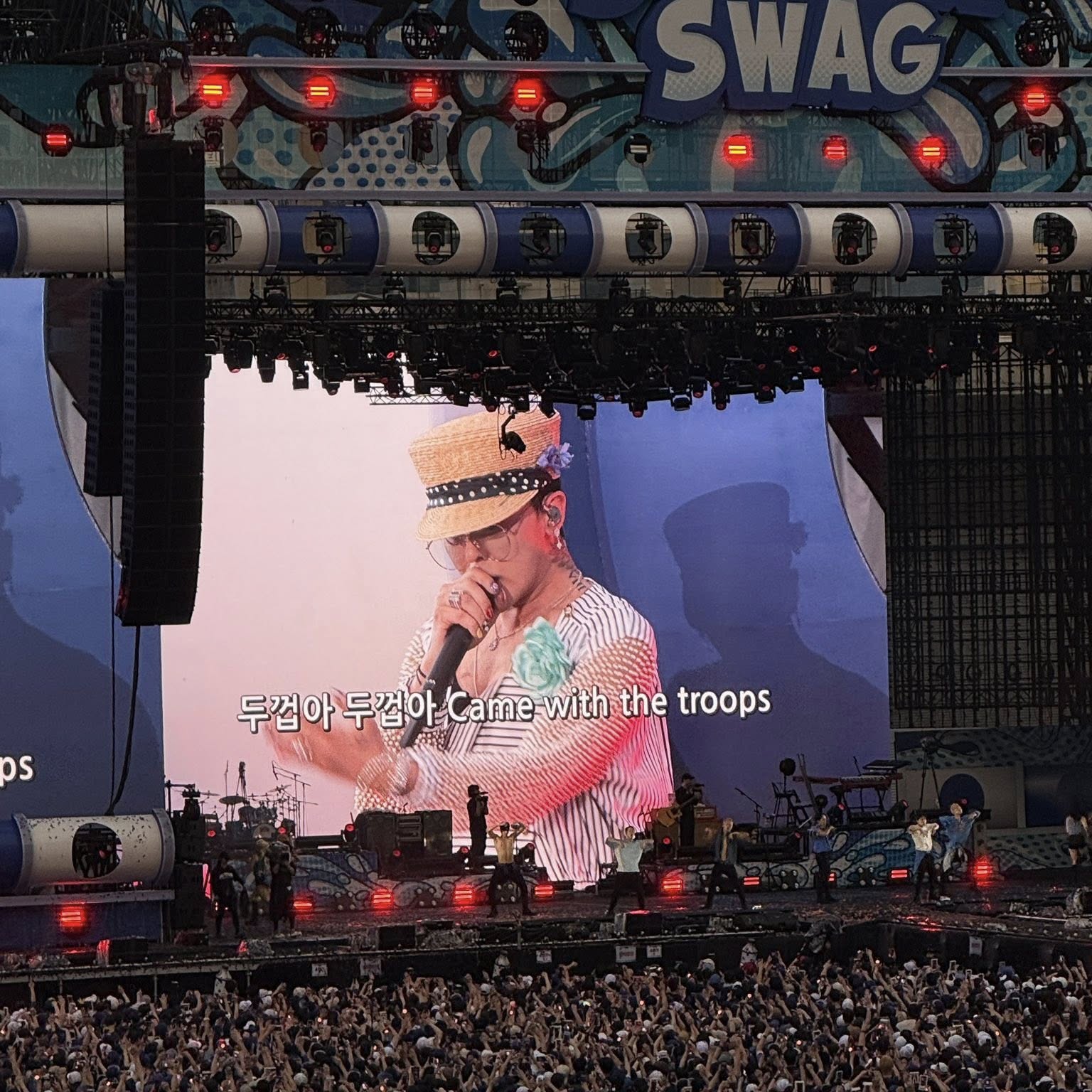 “Luỵ” mưa Hà Nội, G-Dragon sang Hàn đốt cháy sân khấu dưới làn nước, mỹ nhân hát hay nhất BLACKPINK cũng tham gia!- Ảnh 3. “Luỵ” mưa Hà Nội, G-Dragon sang Hàn đốt cháy sân khấu dưới làn nước, mỹ nhân hát hay nhất BLACKPINK cũng tham gia!- Ảnh 3.