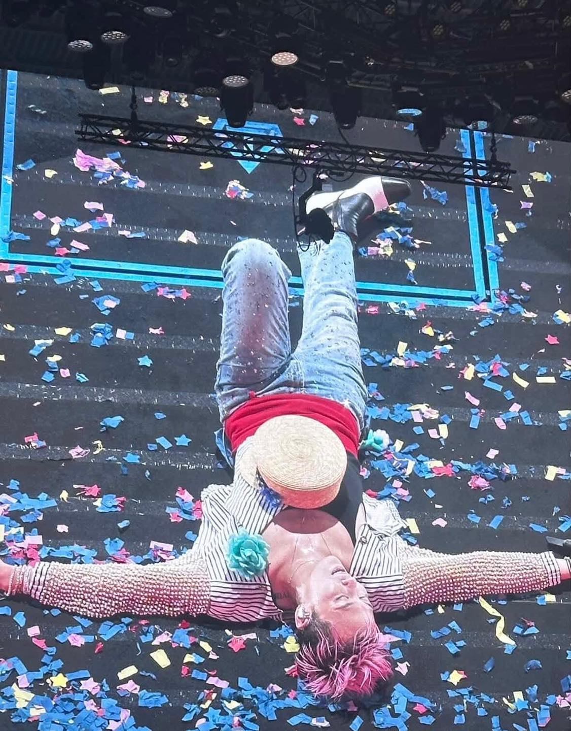 “Luỵ” mưa Hà Nội, G-Dragon sang Hàn đốt cháy sân khấu dưới làn nước, mỹ nhân hát hay nhất BLACKPINK cũng tham gia!- Ảnh 2. “Luỵ” mưa Hà Nội, G-Dragon sang Hàn đốt cháy sân khấu dưới làn nước, mỹ nhân hát hay nhất BLACKPINK cũng tham gia!- Ảnh 2.