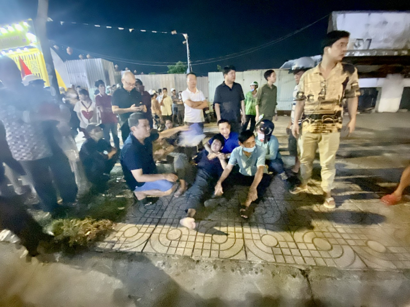 Xót xa hình ảnh người đàn ông ngã khuỵu bên thi thể vợ và mẹ sau vụ tai nạn ở TPHCM: Người dân nói gì?- Ảnh 3.