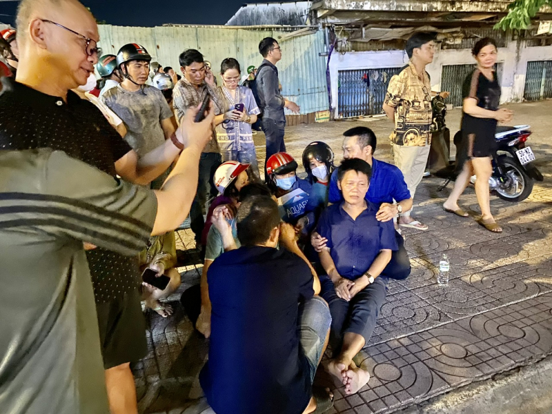 Xót xa hình ảnh người đàn ông ngã khuỵu bên thi thể vợ và mẹ sau vụ tai nạn ở TPHCM: Người dân nói gì?- Ảnh 2.