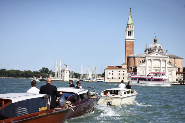 Tất tần tật bên trong 